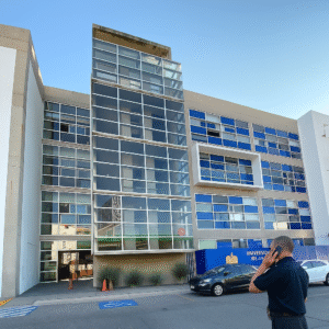 Guardia de la UASLP destruye edificio en lugar de cuidarlo… todo por seguir instrucciones de extorsionadores telefónicos